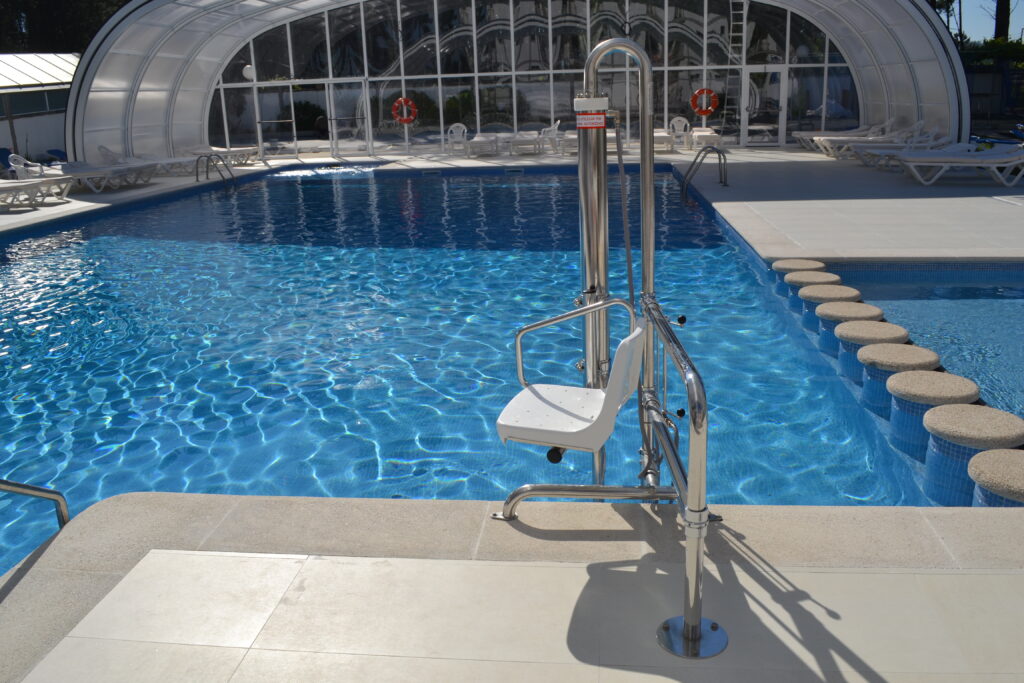 FACILIDADES DE ACCESO PARA MINUSVÁLIDOS EN PISCINAS
